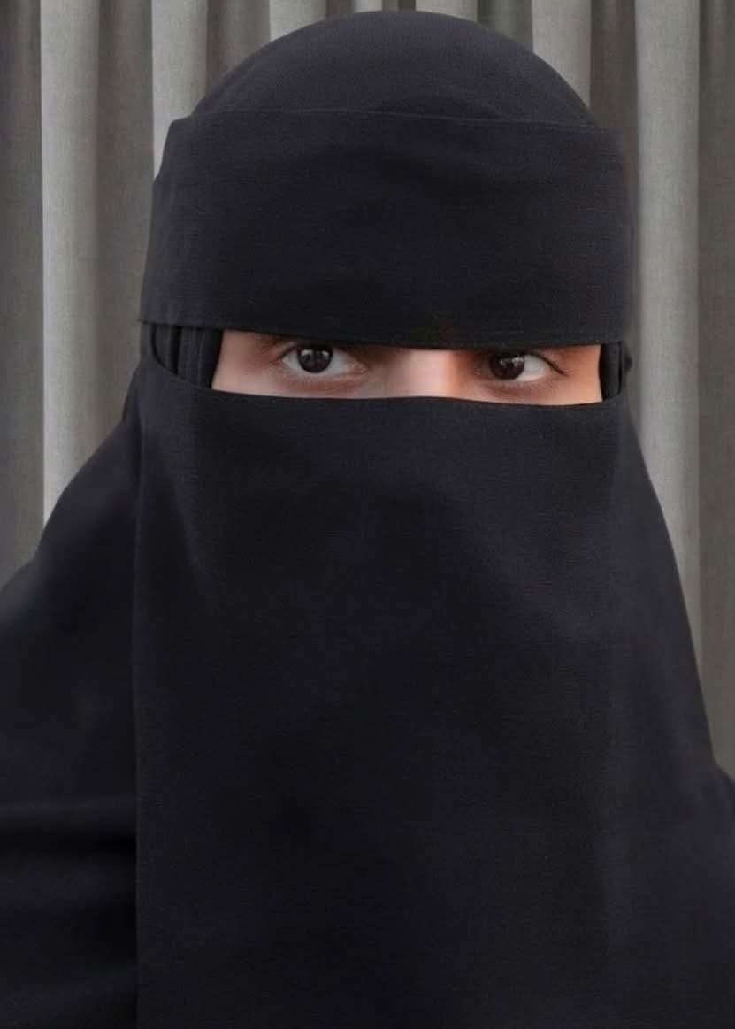 نازحة تحصد المركز الأول في الثانوية العامة وتحقق المركز الثاني على مستوى اليمن