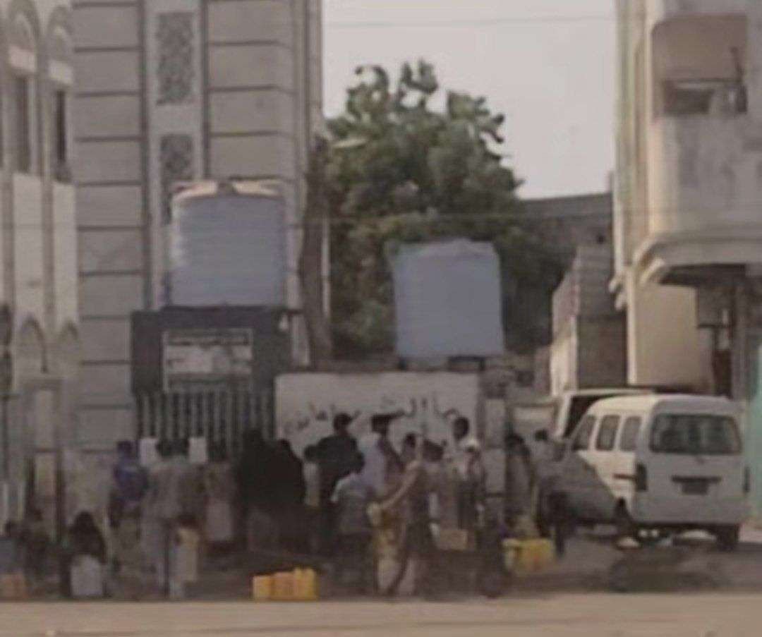 مواطنون بعدن :&laquo;حياتنا أصبحت كلها طوابير&raquo;.. حتى مياه الشرب