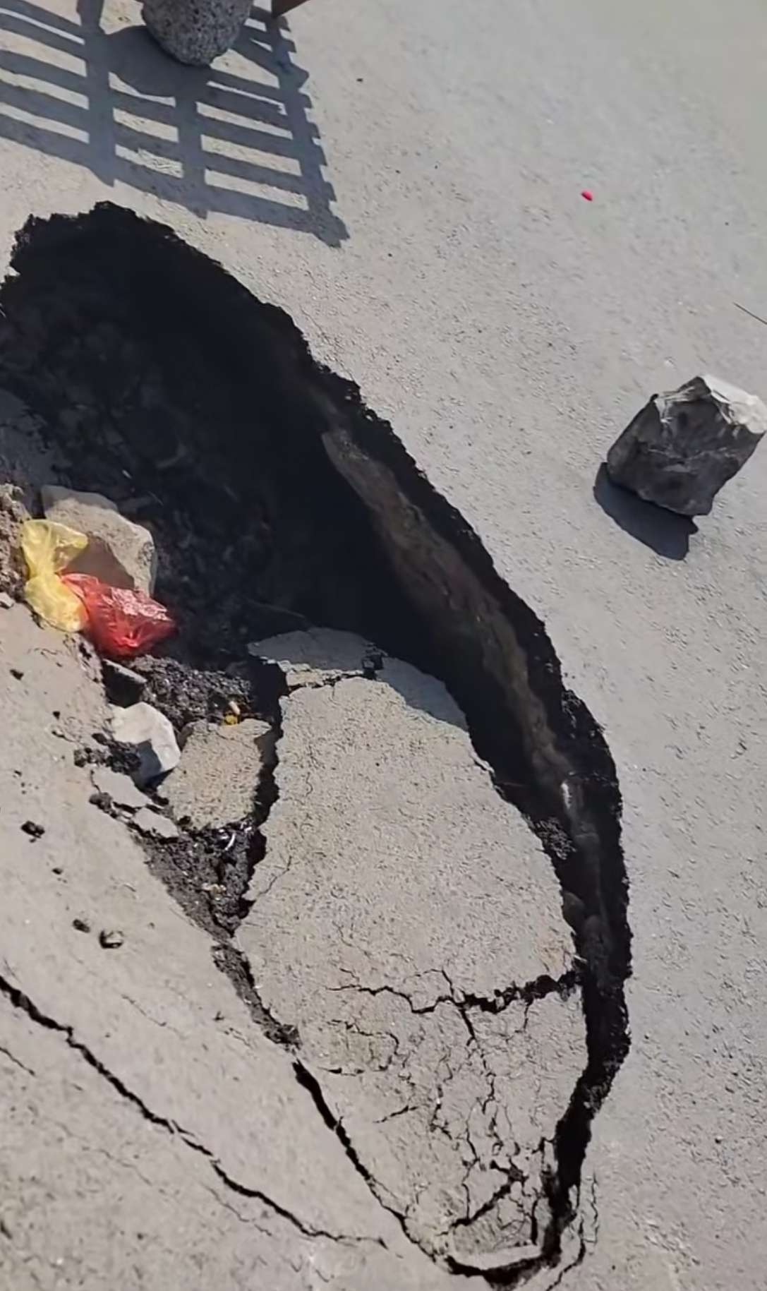 هبوط أرضي خطير في طريق البنك المركزي بعدن هبوط أرضي خطير في طريق البنك المركزي بعدن