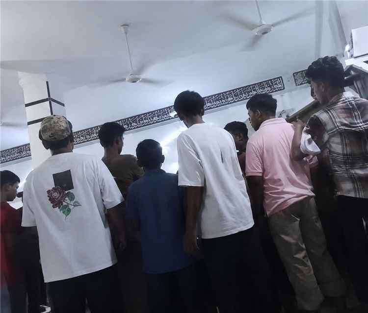 تفاصيل حصرية..لواقعة تهديد شاب للمصلين بتفجير قنبلة داخل مسجد النور في كريتر