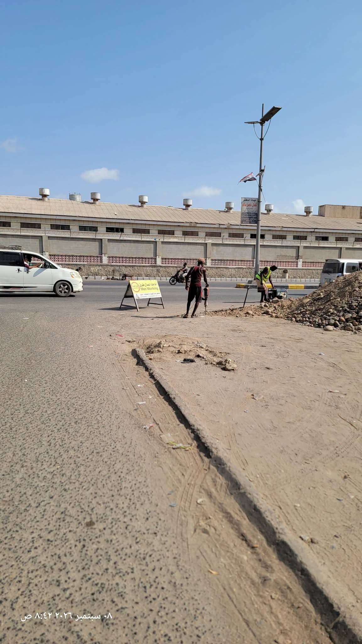 إستمرار العمل في خط السجن القطيبي رغم حرارة الشمس(صور)