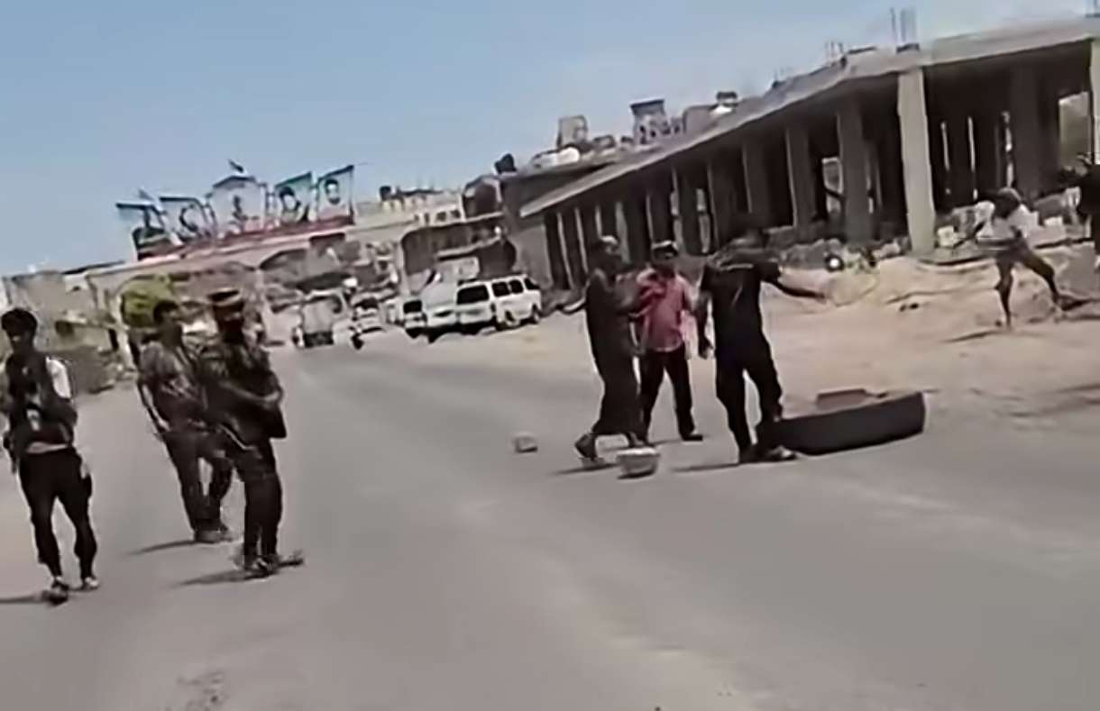 عاجل .. عناصر تابعة للانتقالي المنحل تعترض موكب وزير الدفاع في الضالع
