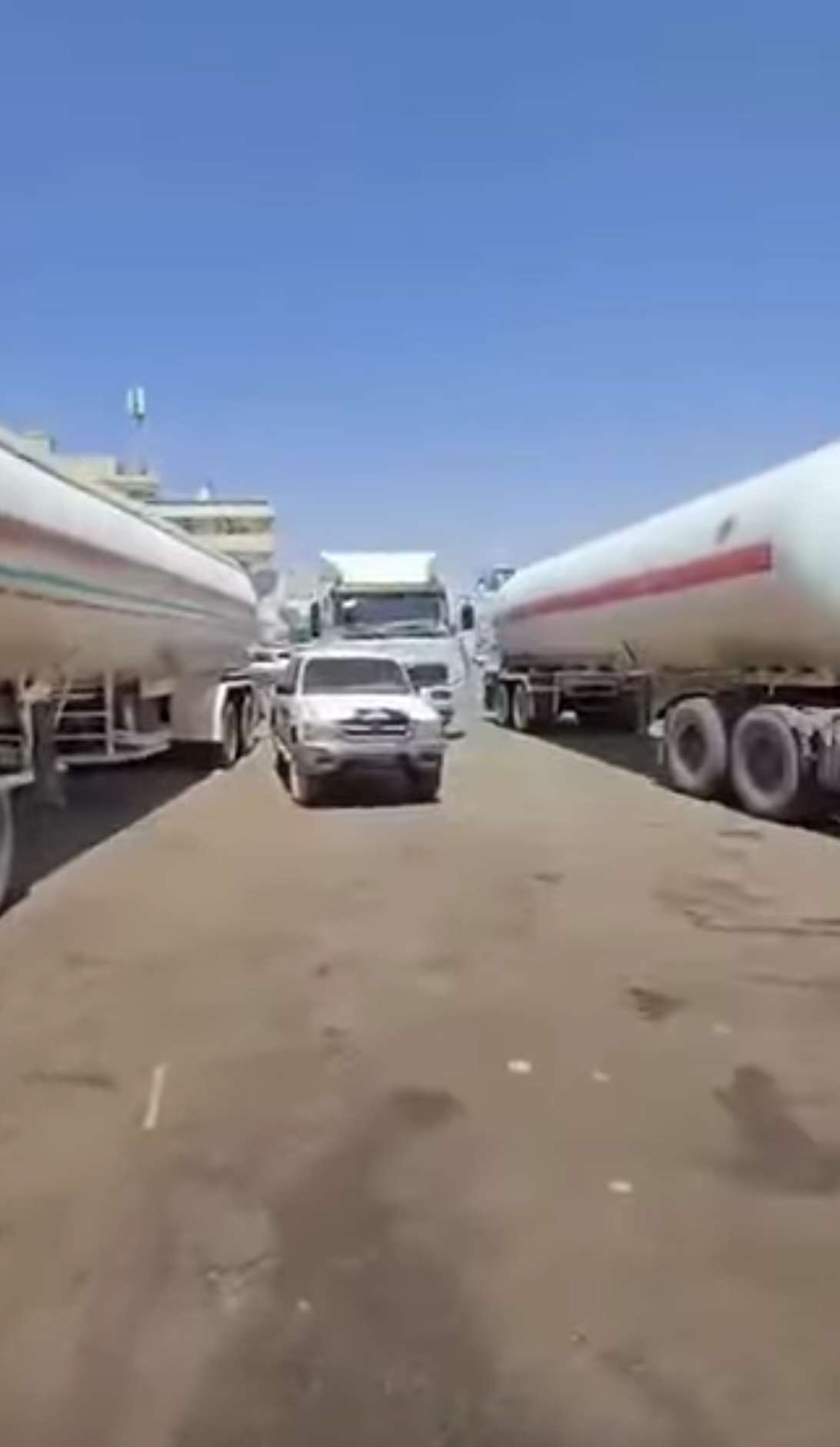عاجل:قاطرات الغاز تتحرك إلى عدن عقب إنهاء القطاع القبلي في مأرب عاجل:قاطرات الغاز تتحرك إلى عدن عقب إنهاء القطاع القبلي في مأرب