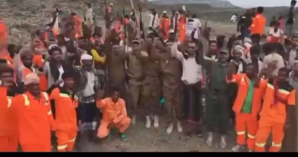 بعد استنزافها في جبهات تعز.. الحو ثيون يزجون بعمال النظافة في القتال