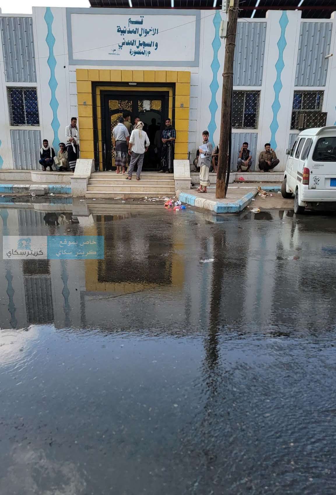 طفح المجاري أمام المجلس المحلي بعدن.. ومواطنون يتساءلون: أين الحل؟