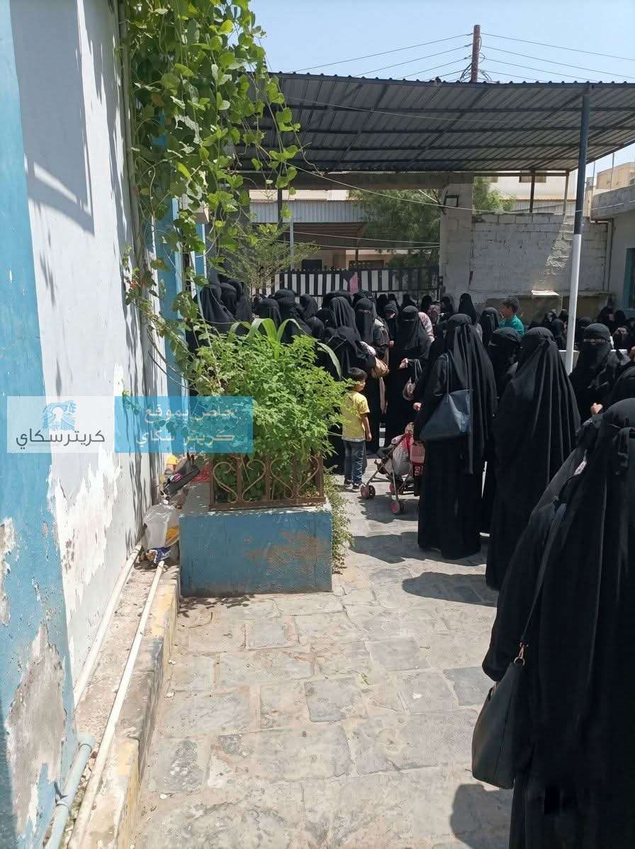 أبواب مغلقة وطوابير طويلة.. شكاوى تكشف معاناة النساء في أحوال عدن