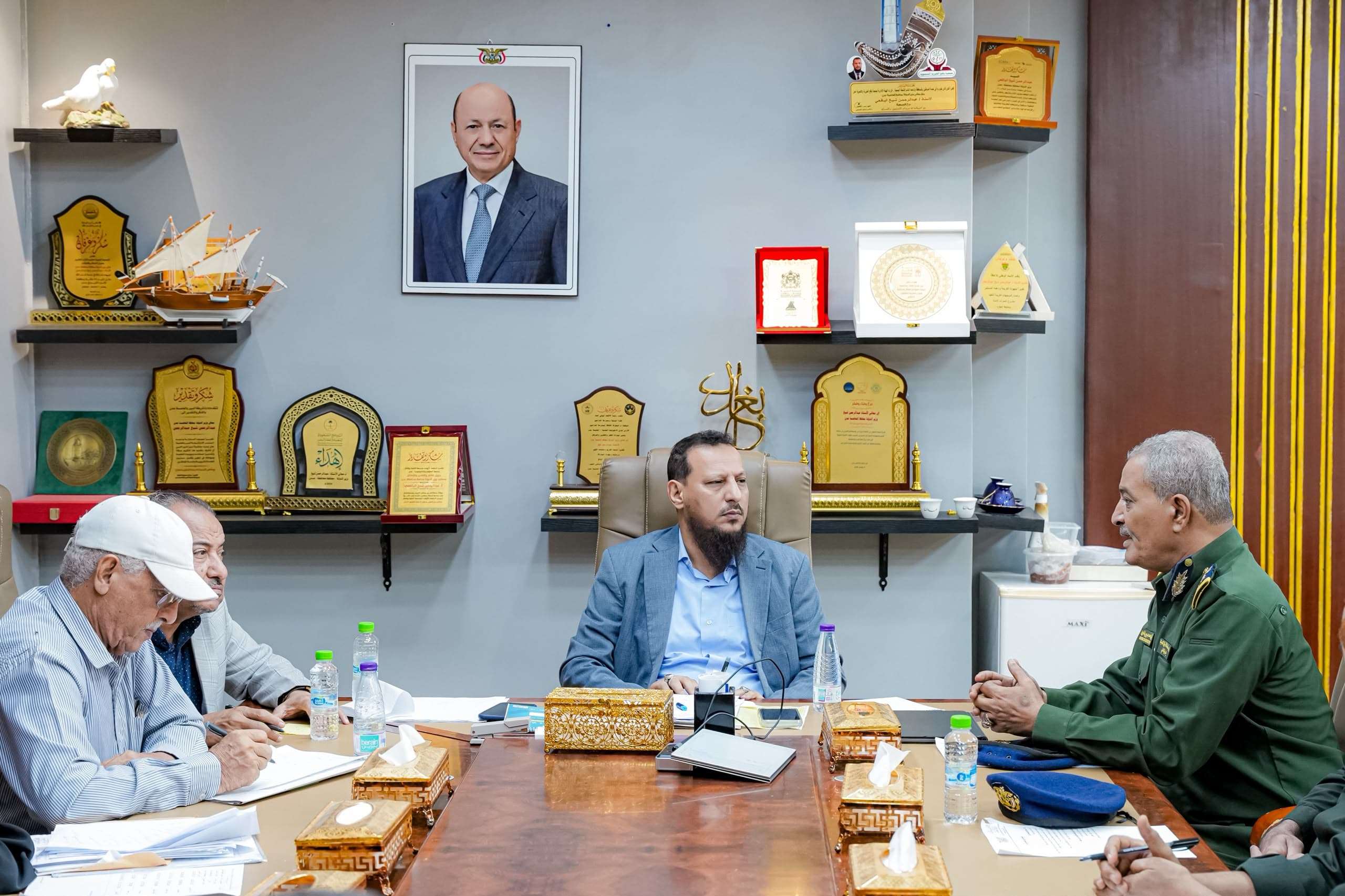 محافظ عدن يناقش مع رئيس مصلحة الأحوال المدنية تعزيز التنسيق والتعاون
