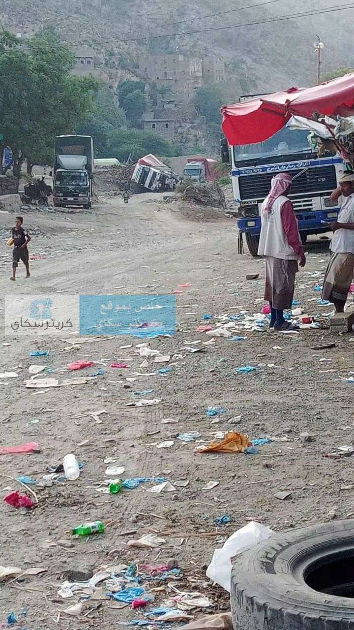 انقلاب شاحنة يثير مخاوف من تدهور الطريق
