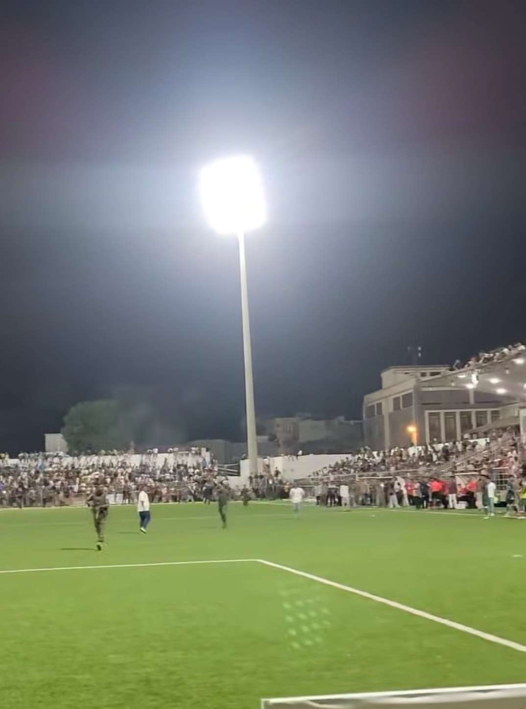 عاجل .. إطلاق نار خلال مباراة وحدة عدن وتضامن حضرموت في ملعب الحبيشي