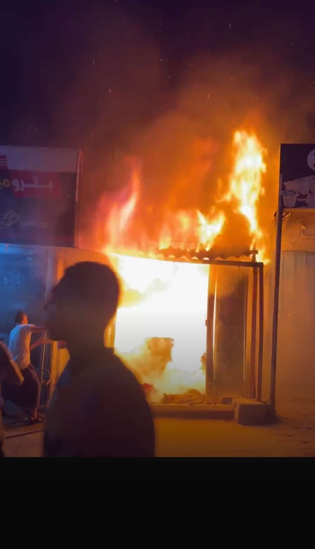 عاجل .. حريق ضخم يلتهم محلاً في منطقة العيدروس بكريتر