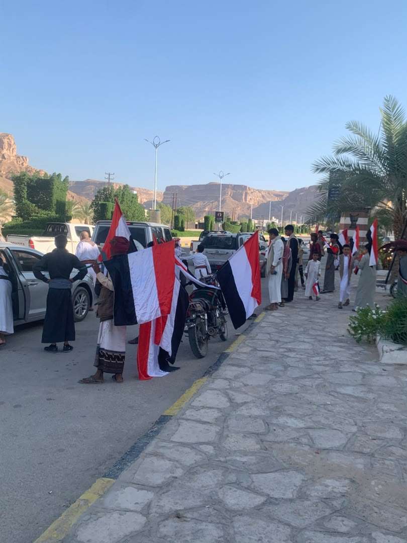 عاجل .. توافد جماهيري في سيئون احتفاءً بذكرى ثورة 26 سبتمبر وتلبية لدعوة الرئيس العليمي