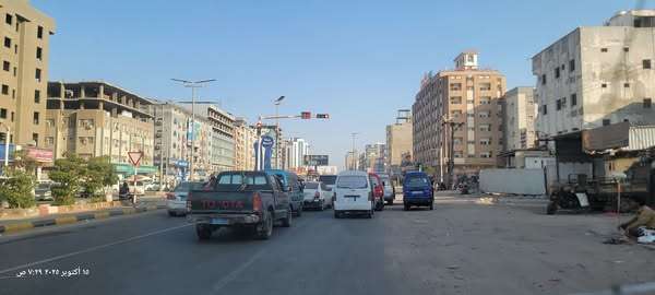 عدن تختنق بالسيارات.. والمواطنون يطالبون بخطة مرورية عاجلة