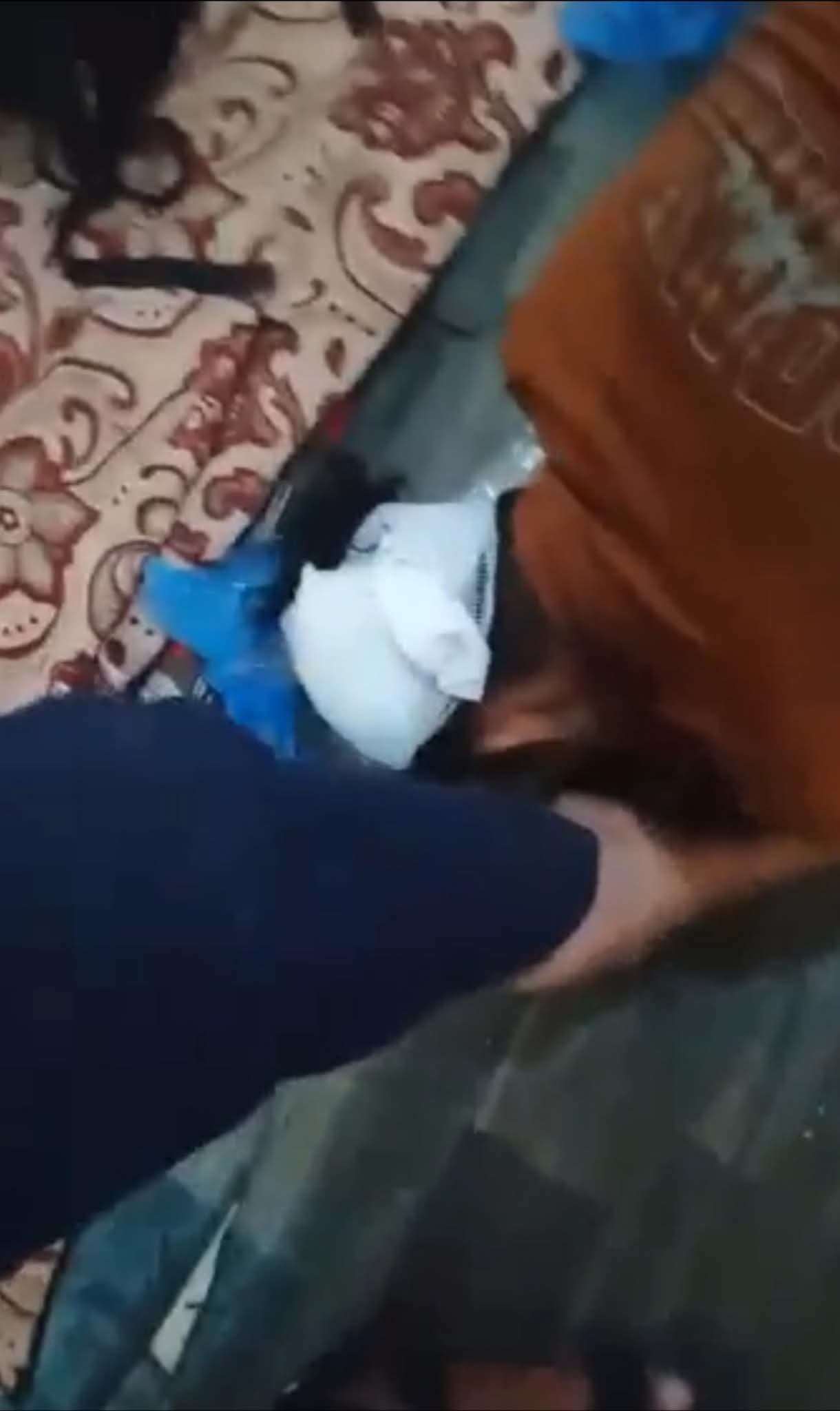 اول فيديو لاجبار شاب على تقبيل اقدام مبتز حتى لايفضحه