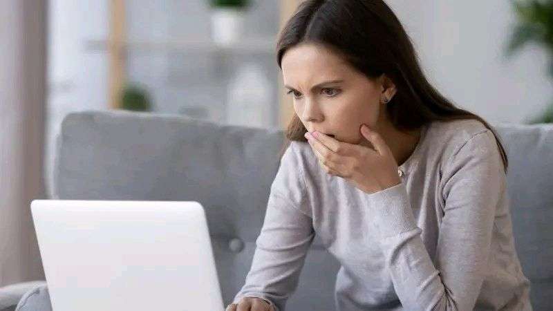 مبرمج جوالات يبتز فتاة بعد سحب صورها