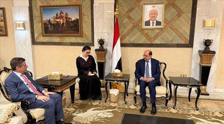 الزنداني يبحث مع السفير الأمريكي التهديدات الحوثية للملاحة وجهود دعم الاستقرار في اليمن