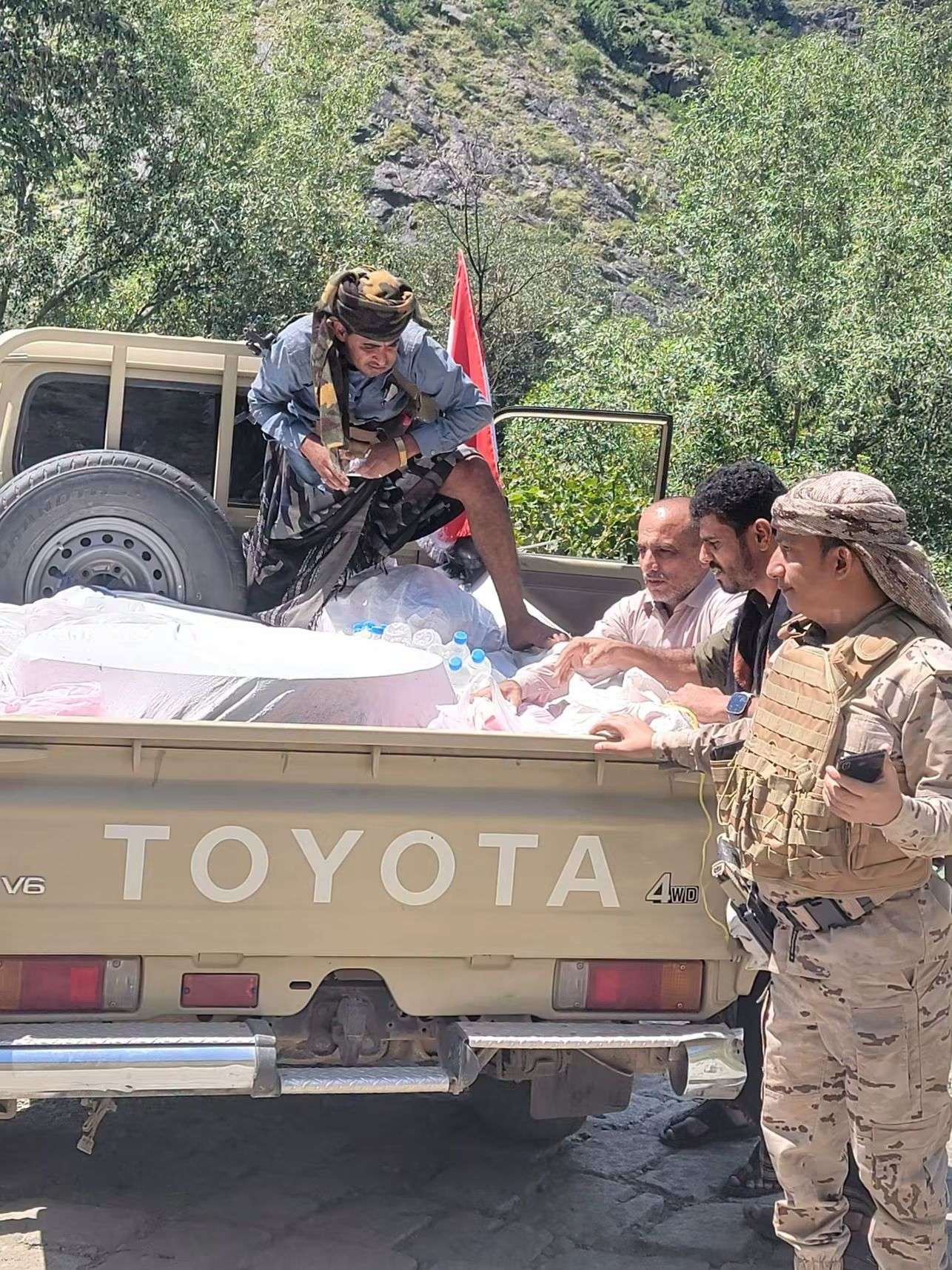 رغم القصف.. وصول إلى جبهة الأحطوب لتقديم الغذاء للمقاتلين: نصرٌ بعزة أو شهادةٌ بكرامة