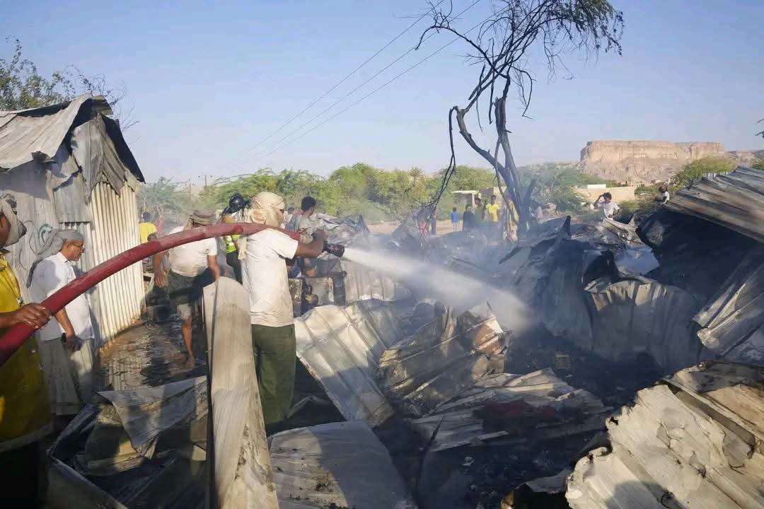 قوات درع الوطن والدفاع المدني يسيطران على حريق في سيئون