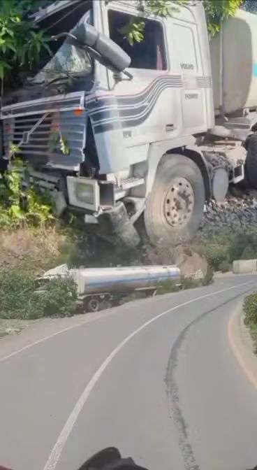 عاجل .. إصابة سائق إثر خروج قاطرة عن الطريق في خط الضباب بتعز