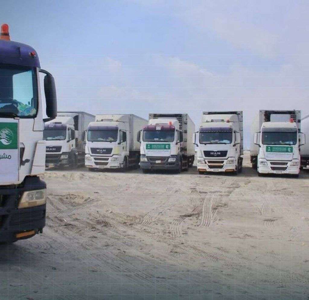 9 شاحنات إغاثية سعودية تصل إلى عدن