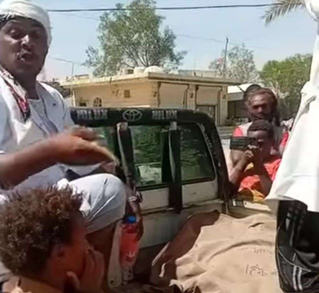 بسبب قيام الحو ثيين بأمر صادم .. أب يقف أمام جثمان نجله متألما
