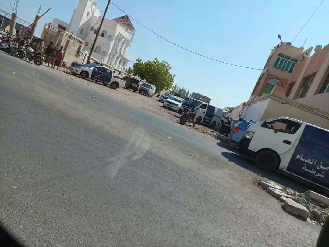 عاجل:انتشار أمني مكثف في المكلا وإحكام الحصار على مقر الانتقالي المنحل لمنع الفوضى عاجل:انتشار أمني مكثف في المكلا وإحكام الحصار على مقر الانتقالي المنحل لمنع الفوضى