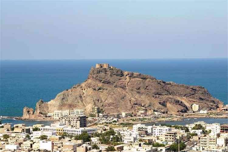 تصعيد عسكري واسع في تعز ومأرب.. وهجوم صاروخي حوثي يستهدف عدن
