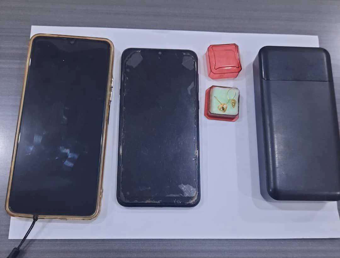 سرقوا ذهبه وهواتفه أثناء نومه .. وشرطة بئر فضل تضبط المتهم وتستعيد المسروقات