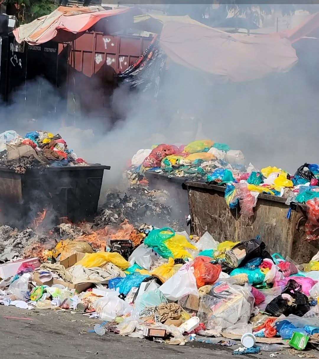 تراكم النفايات في شوارع تعز تراكم النفايات في شوارع تعز