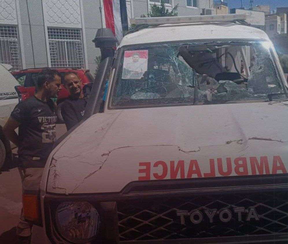 شاهد .. صورة تظهر أضرار لحقت بسيارة إسعاف إثر استهدافها جنوب شرقي تعز شاهد .. صورة تظهر أضرار لحقت بسيارة إسعاف إثر استهدافها جنوب شرقي تعز