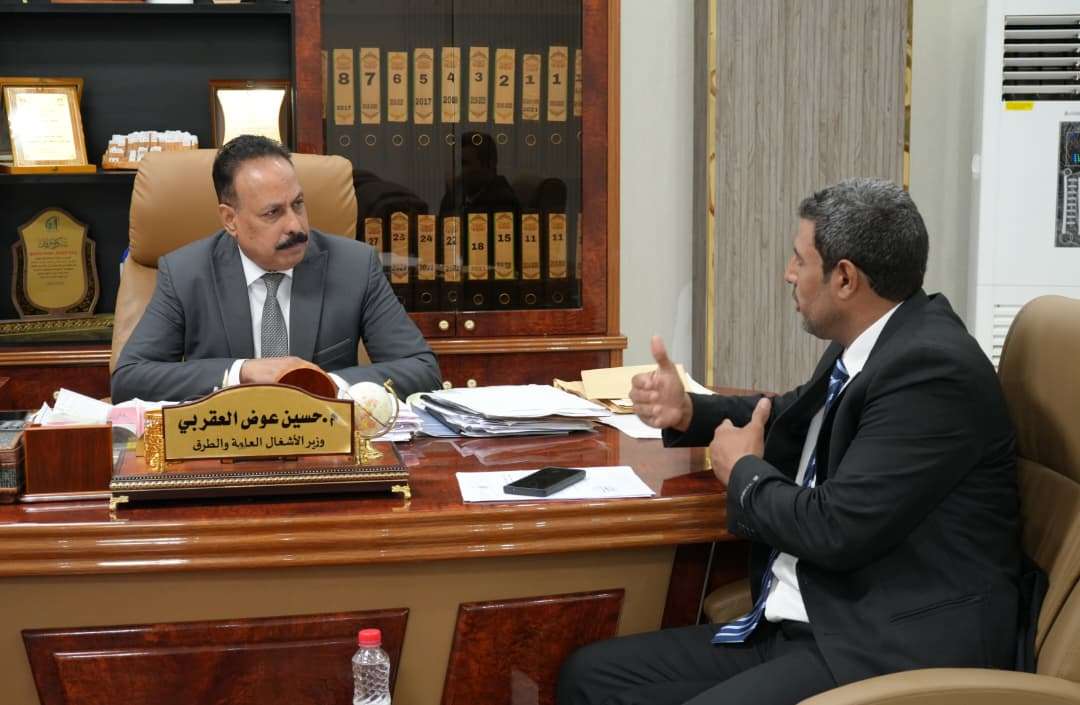 وزير الأشغال يناقش مع مدير فرع مؤسسة الطرق بشبوة سير العمل ومشروع صيانة طريق عتق&ndash;بيحان
