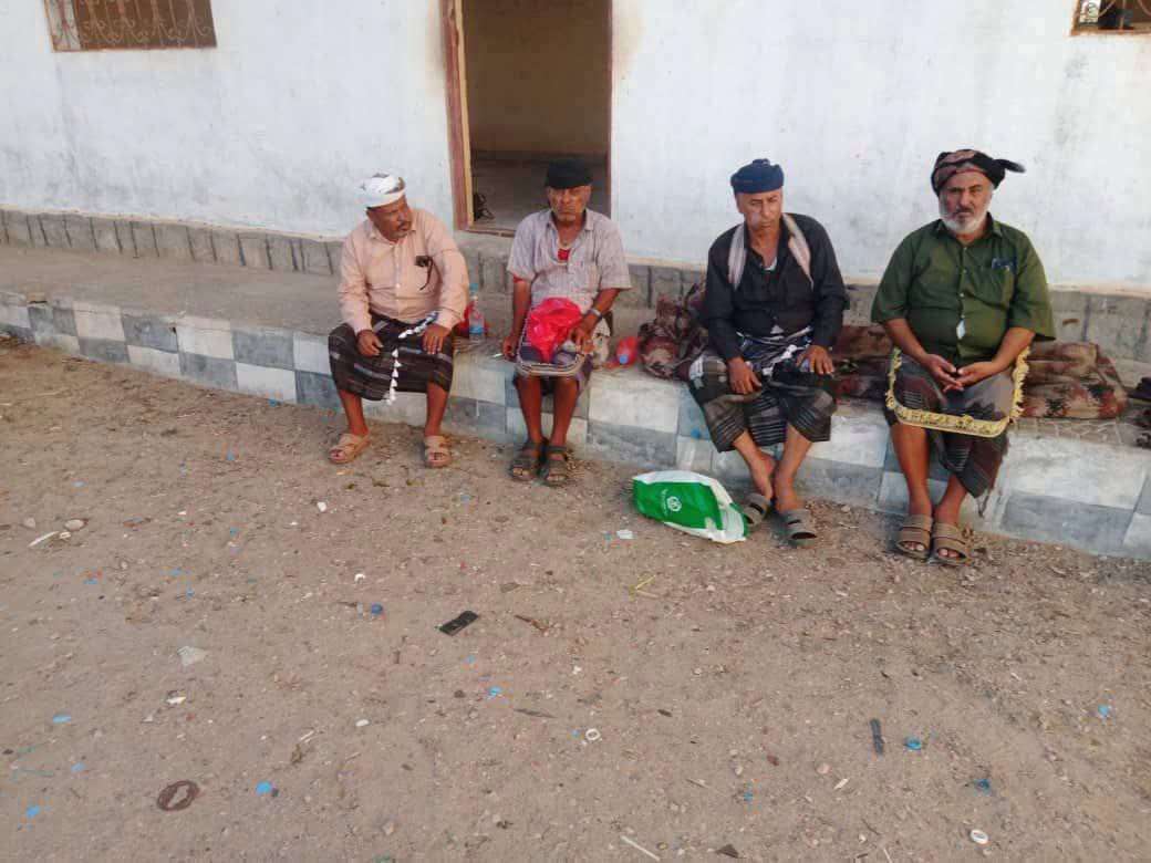 شيخ أحوري يسلم نفسه لإدارة أمن أحور ضماناً لتسليم قتلة التاجر أحمد الكثيري الحضرمي شيخ أحوري يسلم نفسه لإدارة أمن أحور ضماناً لتسليم قتلة التاجر أحمد الكثيري الحضرمي