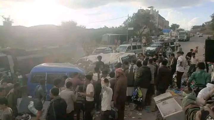 عاجل : حادث مروري مروع اصطدام بباص يحمل نساء واطفال