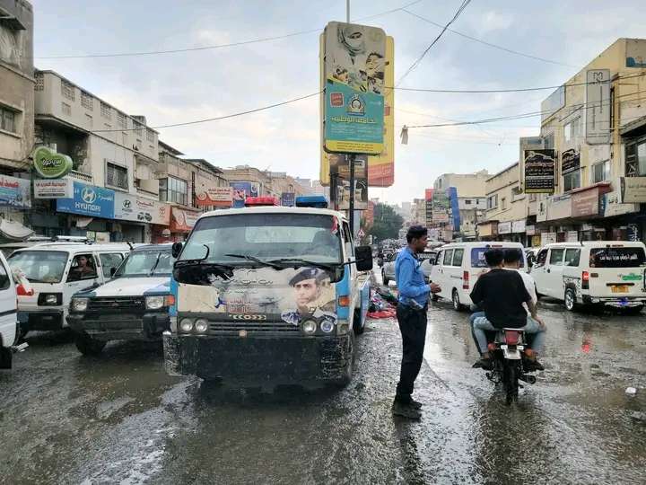 رجل مرور يؤدي واجبه بظروف صعبة