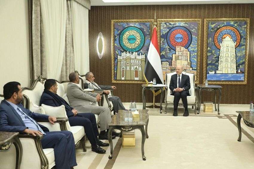 رئيس مجلس القيادة يبارك الانفراجة الجديدة في الملف الانساني رئيس مجلس القيادة يبارك الانفراجة الجديدة في الملف الانساني