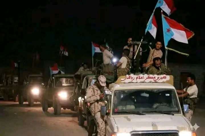 الانتقالي يُخفي الأسلحة بحضرموت خشية استهدافها جوًا