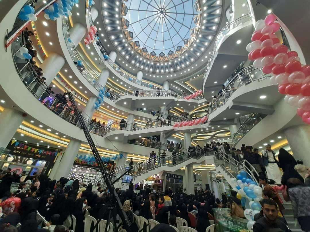 بالصور .. إفتتاح أحد أكبر المولات باليمن