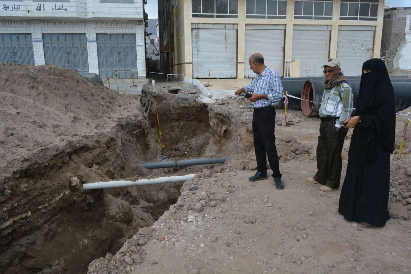 مدير صيرة يتفقد مشروع تأهيل شبكة تصريف مياه الأمطار بالمديرية مدير صيرة يتفقد مشروع تأهيل شبكة تصريف مياه الأمطار بالمديرية