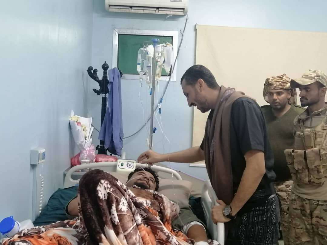 قائد قوات العاصفة يزور العميد نقيب اليهري جريح القصف الارهابي الذي استهدف مطار عدن الدولي قائد قوات العاصفة يزور العميد نقيب اليهري جريح القصف الارهابي الذي استهدف مطار عدن الدولي