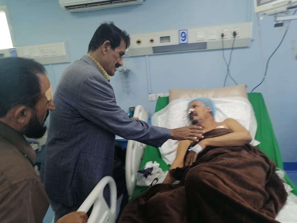 رئيس الهيئة العامة لرعاية اسر الشهداء والمناضلين يقوم بزيارة عدداً من جرحى تفجير المطار