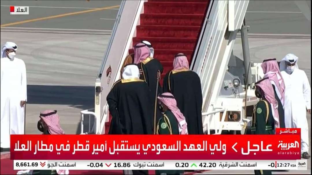 عناق حار بين امير قطر وولي العهد السعودي