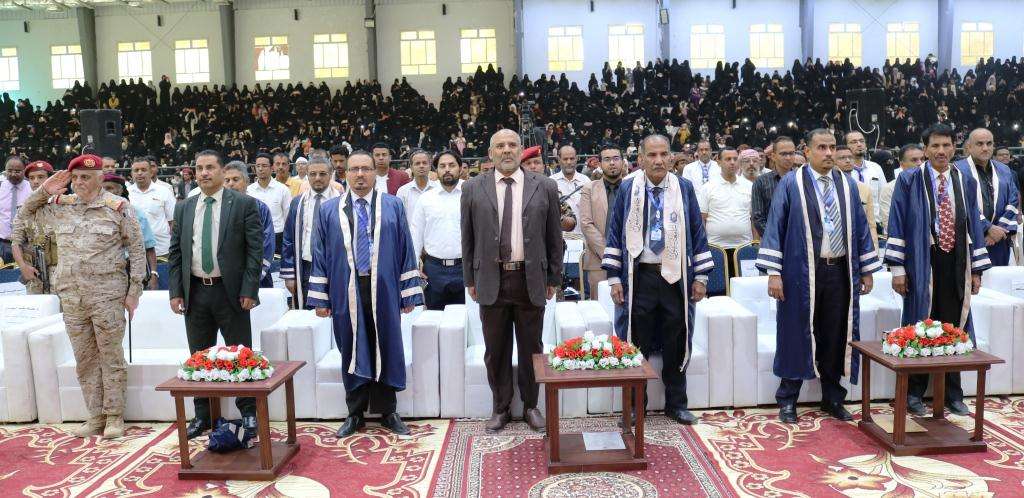 جامعة سيئون تحتفي بتخرج الدفعة الثانية وتكرم الطلاب الأوائل