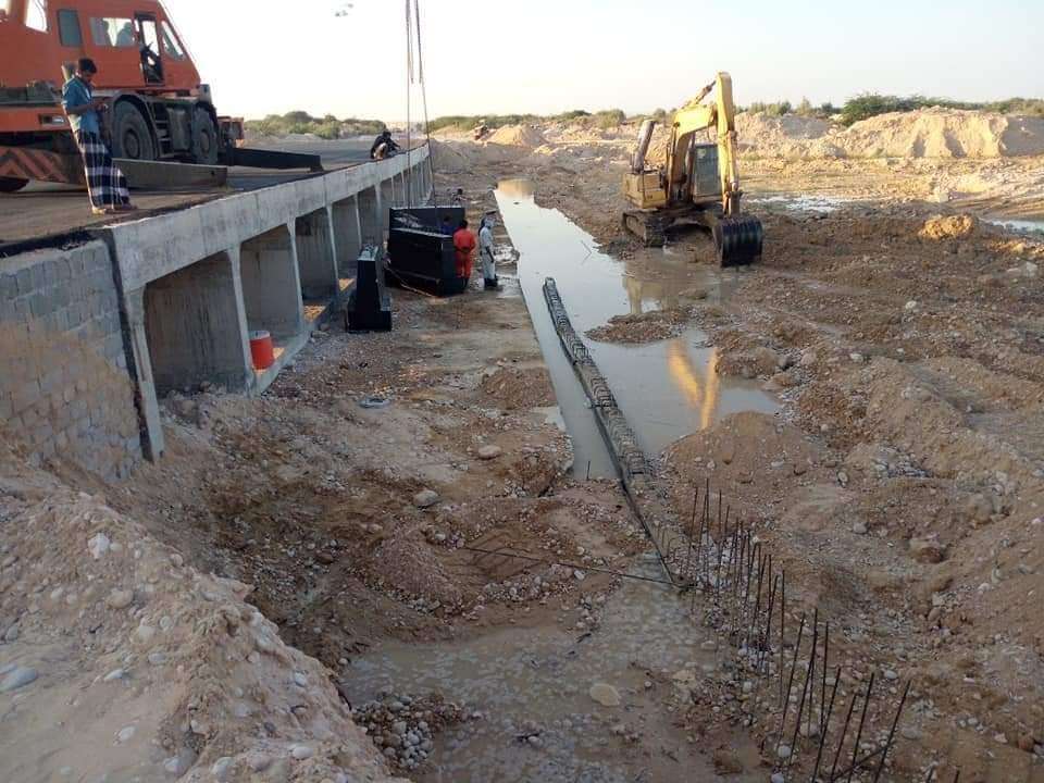 بدء أعمال الحماية لمداخل ومخارج مدينة الغيضة من السيول والأمطار