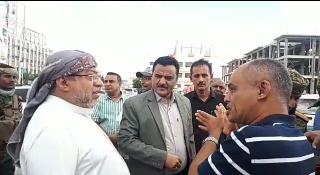 مدير عام المنصورة يتفقد موقع مشروع إنشاء جسر للمشاة في الشارع العام للمديرية