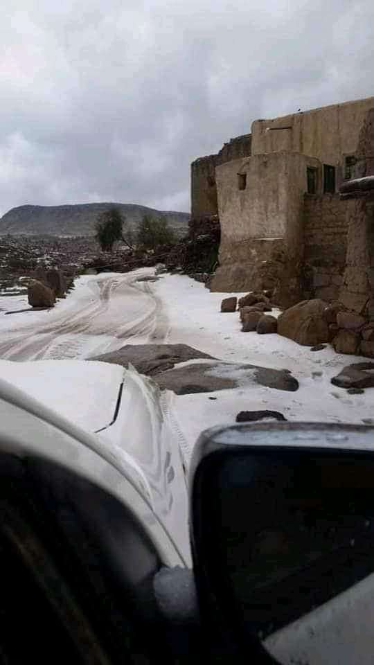 هكذا تبدو صعدة بعد تساقط الثلوج (صورة)