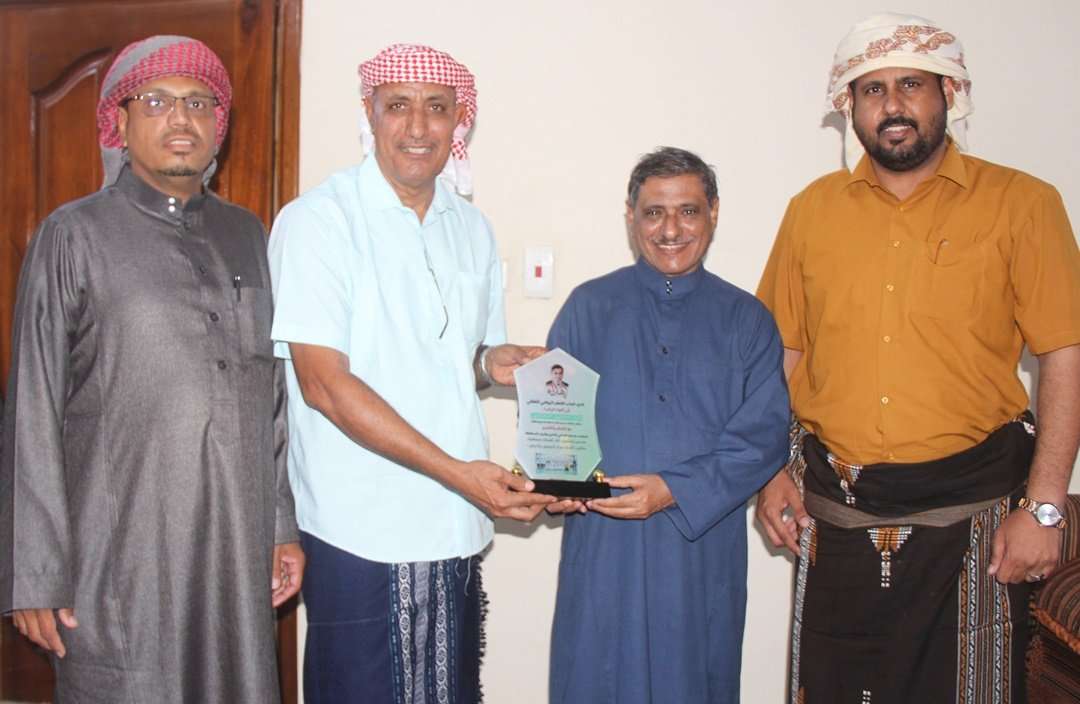 بالصور .. &rlm;محافظ حضرموت يستقبل فريق كرة اليد بنادي شباب القطن في المكلا