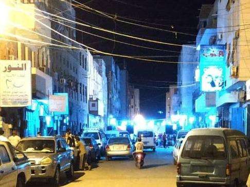 زفاف يتسبب بإغلاق شارع رئيسي في عدن(صورة)