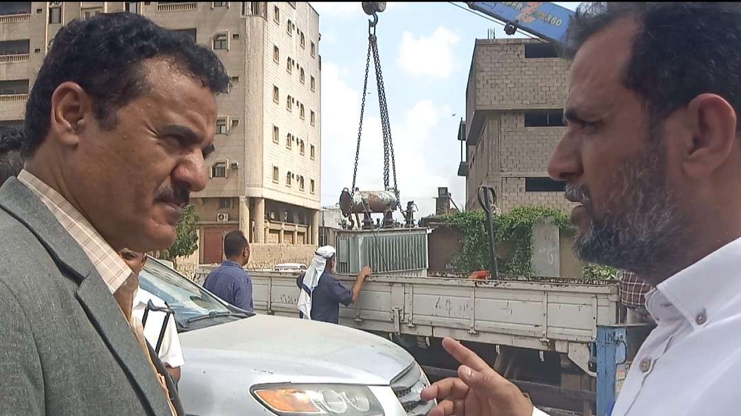 مدير المنصورة يتفقد العمل في تركيب المحول الكهربائي لمحطة الصرف الصحي بمنطقة كابوتا