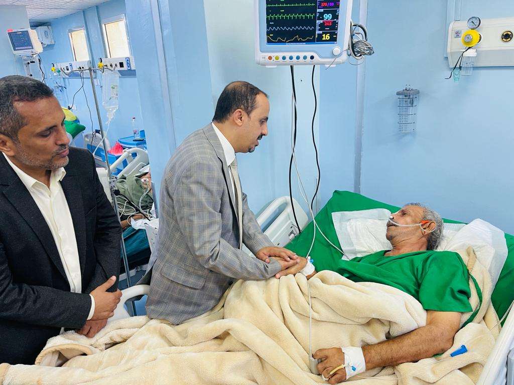 الارياني يطمئن على صحة الكاتب الكبير ميفع عبدالرحمن