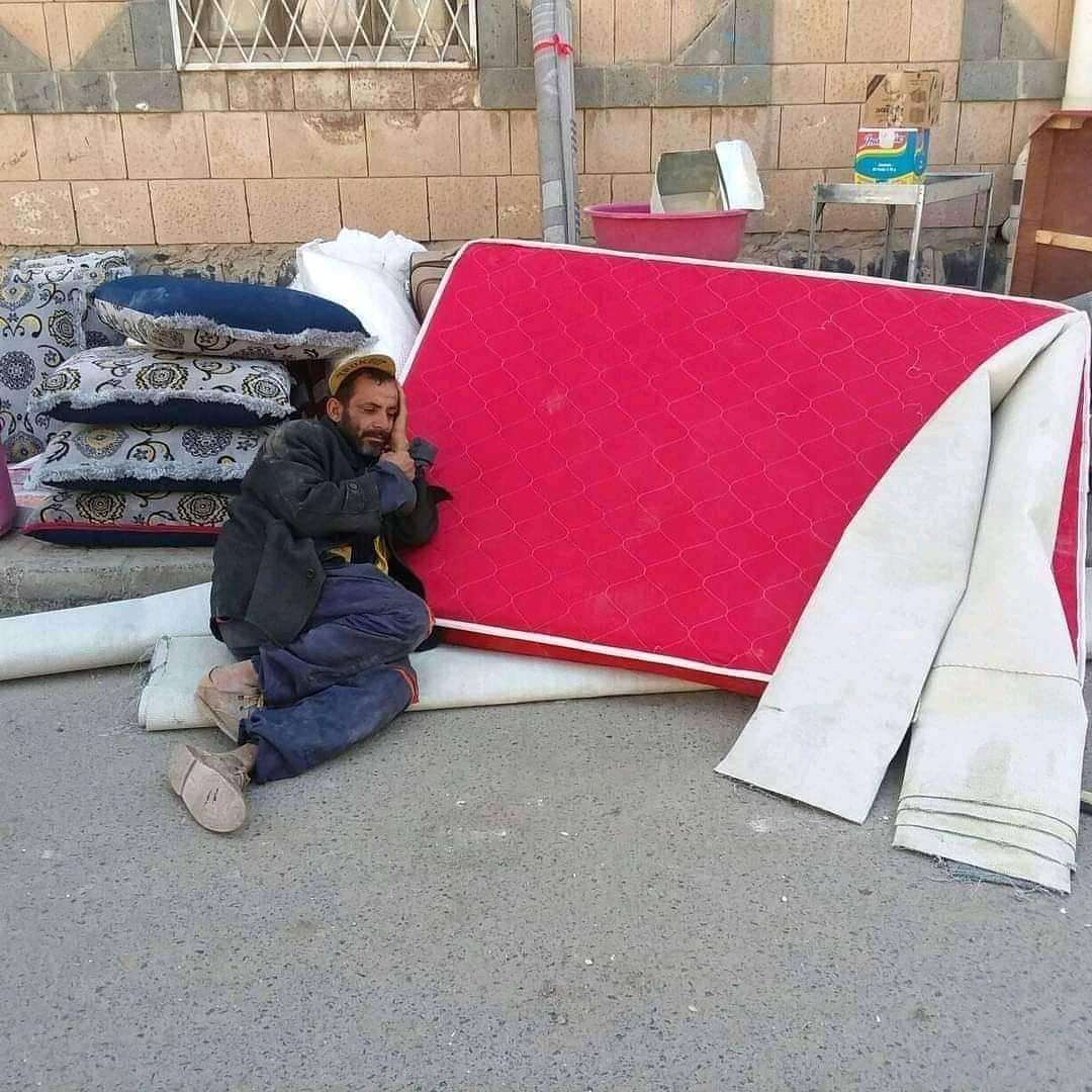 أثارت تعاطف كبير .. مالك منزل يطرد المستأجر ويلقي باغراضه إلى الشارع في صنعاء