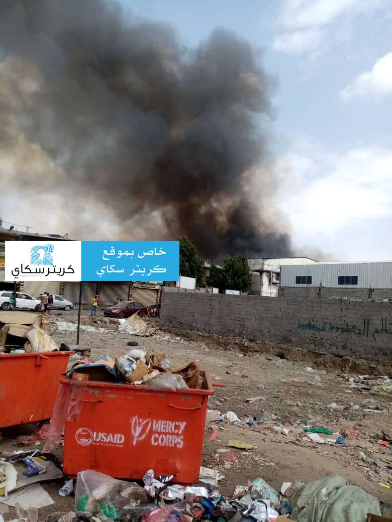 شاهد بالفيديو .. الحريق الذي اندلع في أحد الهناجر بالدرين في عدن